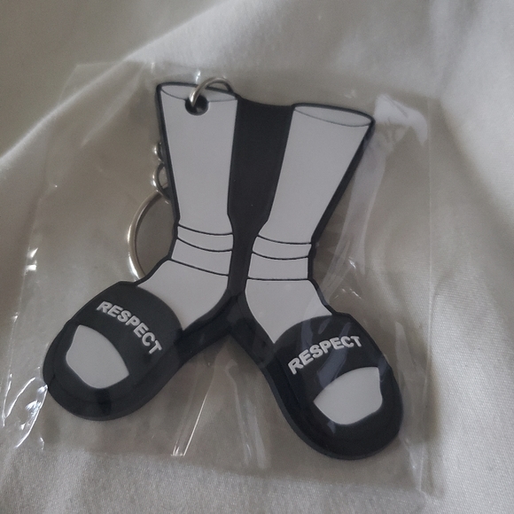 Socks and sandals keychain - Picture 2 of 3